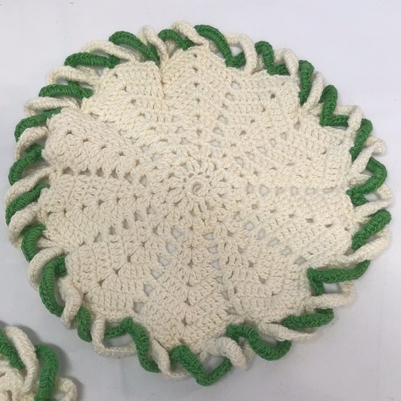 Vintage doilies Green trimmed cream or ecru off white Handmade set crochet - Picture 4 of 7